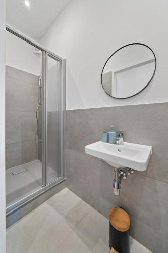 Inner City Apartment - Near Schönbrunn and Metro - Self Check-In