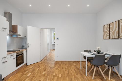 Inner City Apartment - Near Schönbrunn and Metro - Self Check-In