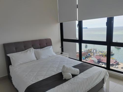 Ένα ή περισσότερα κρεβάτια σε δωμάτιο στο Seaview 1BR with Balcony at The Shore Kota Kinabalu