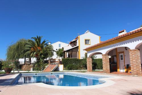 eine Villa mit einem Pool vor einem Haus in der Unterkunft Quinta da Fonte do Lugar in Vera Cruz de Marmelar