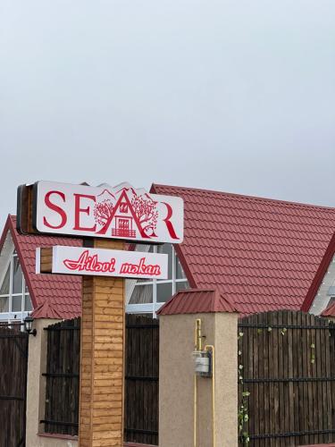 En logo, et sertifikat eller et firmaskilt på SEAR Ailəvi Məkan