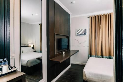 En eller flere senge i et værelse på Hotel San Marco Davao