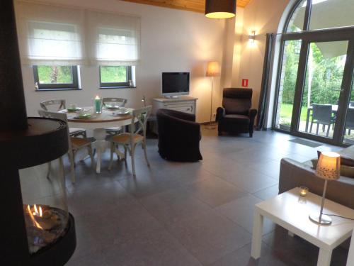 TV a/nebo společenská místnost v ubytování B&B Domaine du Vieux Chêne