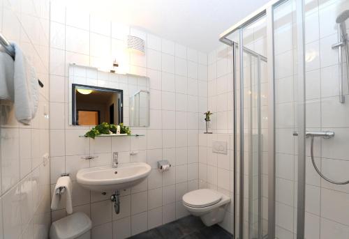 Bilik mandi di Apartments Susanne