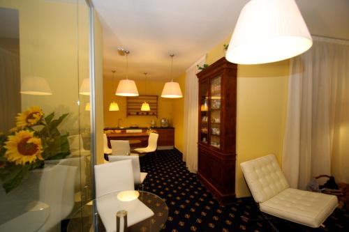 una camera d'albergo con bagno dotato di tavolo e sedie di My Hotel Milano a Milano