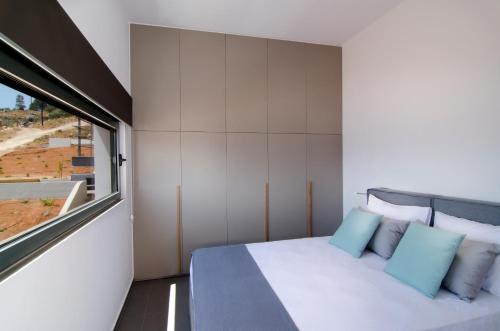 a small bedroom with a bed and a window at Seametry Apartments in Souda