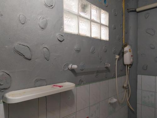a bathroom with a wall covered in water drops at Bamboo River House Kaengkrachan in Ban Nong Chaeng