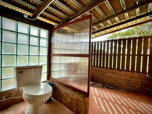 Vannituba majutusasutuses บ้านเหนือ - a home of neua