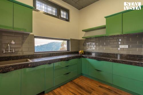 Kuchyň nebo kuchyňský kout v ubytování StayVista at The Edge of Sky with BBQ