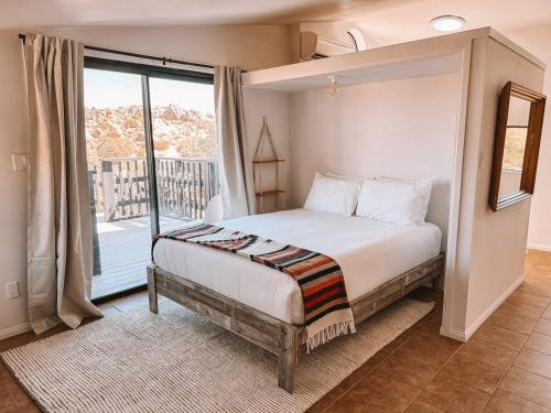 Postel nebo postele na pokoji v ubytování 13-Acres, Epic Pool & Spa in Boulders Stone&Sky