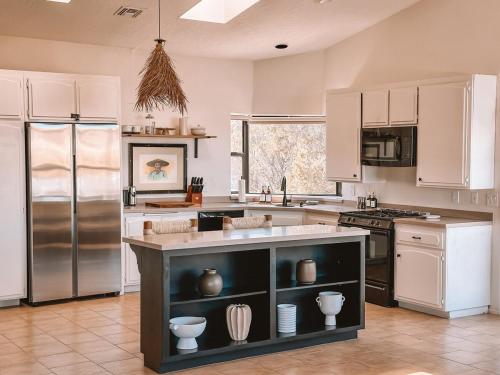 Kuchyň nebo kuchyňský kout v ubytování 13-Acres, Epic Pool & Spa in Boulders Stone&Sky