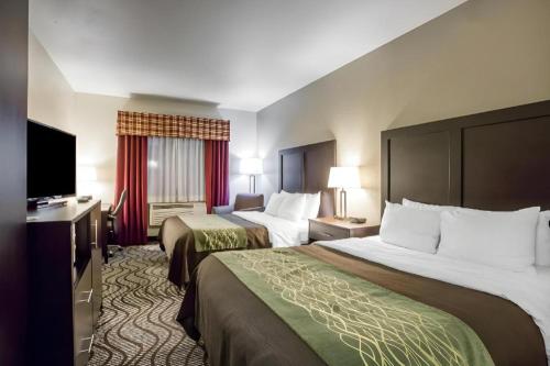Postel nebo postele na pokoji v ubytování Comfort Inn & Suites