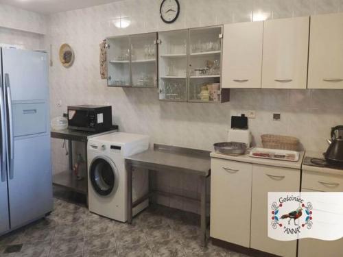 Kuchyň nebo kuchyňský kout v ubytování Holiday Home Zgorzale by Lake Radunskie