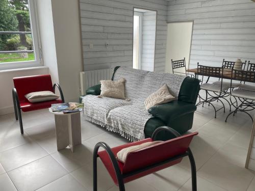 ein Wohnzimmer mit Sofa, Stühlen und einem Tisch in der Unterkunft Maison en campagne in Mortagne-sur-Sèvre