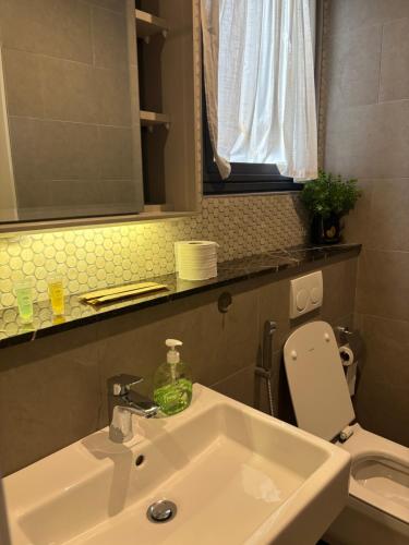 クアラルンプールにあるLucentia Suites klcc by SkyPoolの洗面台とトイレ付きのバスルーム