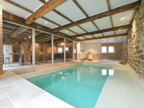 Bazén v ubytování Country Home in Theux with Pool & Sauna nebo v jeho okolí
