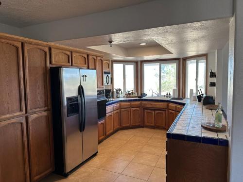 Kuchyň nebo kuchyňský kout v ubytování Walk to Pappy's Pioneertown, Spa Cosmic Cowboy