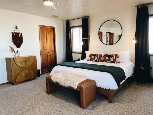 Postel nebo postele na pokoji v ubytování Walk to Pappy's Pioneertown, Spa Cosmic Cowboy