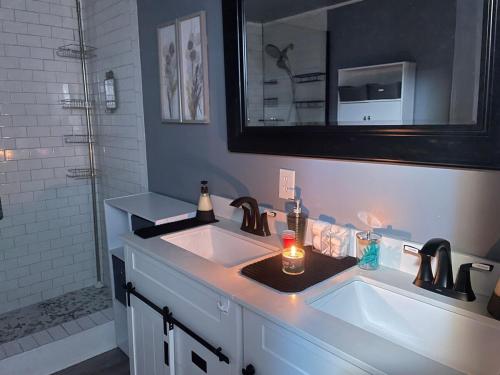 een badkamer met een wastafel met een kaars en een spiegel bij Lake House Hide Away in Roxboro