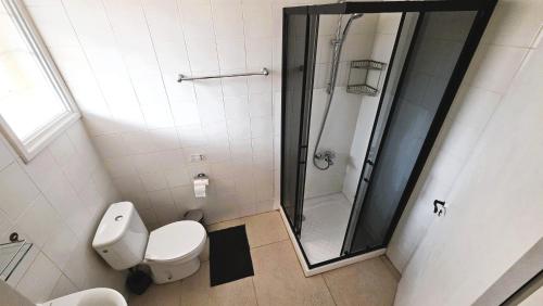 Koupelna v ubytování Lovely 1BR in Old Town - City Center & 4min to Beach