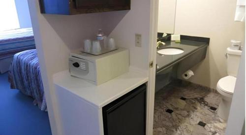 een badkamer met wastafel en toilet bij Hilgard House Westwood Village in Los Angeles