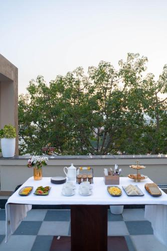 een tafel met borden eten op een terras bij Perfectstayz Premium Shanti Heritage near Harkipauri in Haridwār