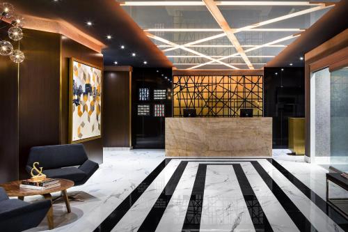a lobby with a couch and a table at SENS Høtel in Montréal