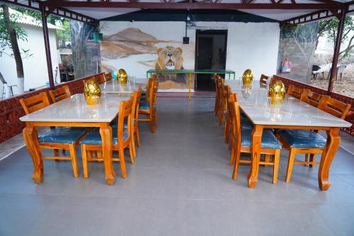 En restaurant eller et andet spisested på Kesar Villa Resort