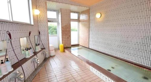 un baño con una piscina en el medio. en Anori Seaside Hotel, en Ōsasu