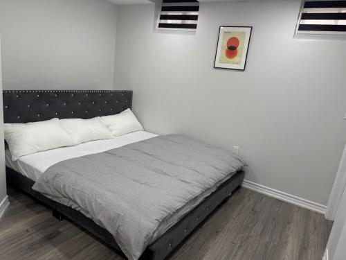 Postel nebo postele na pokoji v ubytování Cozy Private Suite Two Level Apartment