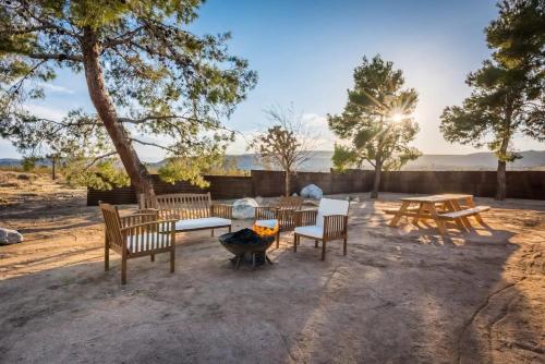 Fotografie z fotogalerie ubytování Stylish, Spa, Cowboy Pool Flamingo Social Club v destinaci Yucca Valley