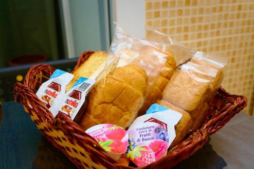 een mand gevuld met paaseieren en brood bij Annarella's Home in Bari