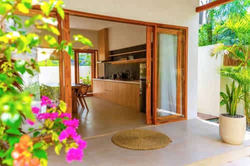 een woonkamer met keuken in een huis bij Private Pool Villa Namu on the hill in Kuta Lombok