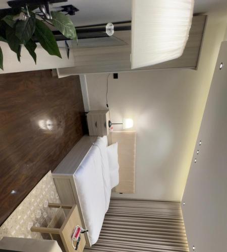 an overhead view of a room with a bed at شقة استديو- السليمانية in Riyadh