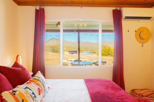 Fotografie z fotogalerie ubytování 5-Acres, Game Room, Views, Spa Starship Aurora v destinaci Yucca Valley