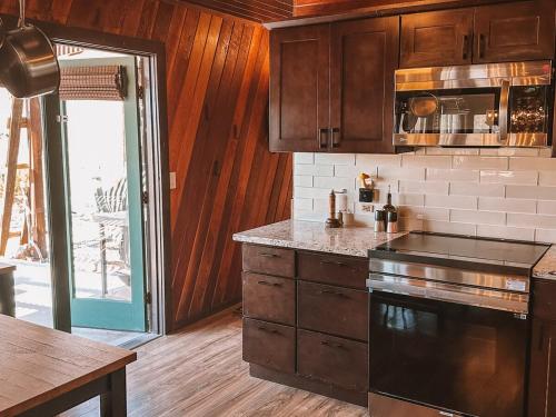 Kuchyň nebo kuchyňský kout v ubytování Stunning Views, Spa, Soak Pool Starfire Lodge