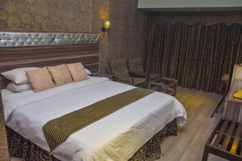 卡拉奇Faran Hotel的房间里有一张大床的卧室