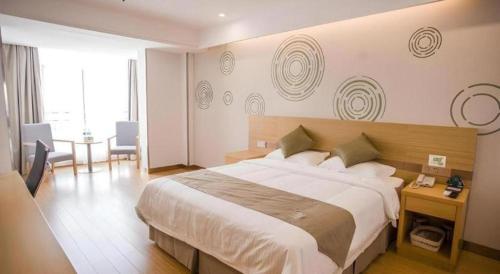 Ένα ή περισσότερα κρεβάτια σε δωμάτιο στο GreenTree Inn Suqian Suyu District Red Star Macalline