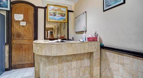 a bar in a restaurant with a counter and a door at SPOT ON 90147 Gosepa Ambengan Plaza in Surabaya