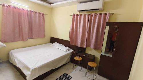 Ένα ή περισσότερα κρεβάτια σε δωμάτιο στο POP 84106E Hotel OLove Birds Hotel