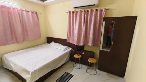 Ένα ή περισσότερα κρεβάτια σε δωμάτιο στο POP 84106E Hotel OLove Birds Hotel