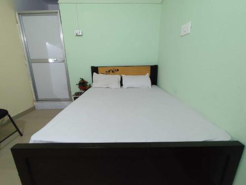 a bed in a room with a large white bed at HOTEL O A.P PALACE in Dīgha