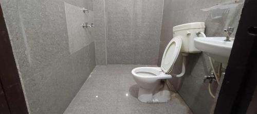 Ένα μπάνιο στο Hotel O DP Palace