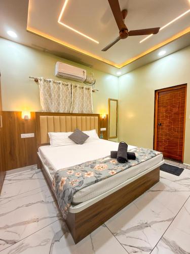a bedroom with a bed and a ceiling fan at Arcadia Homestay in Kāsarkod
