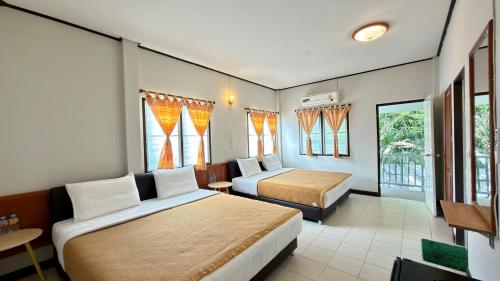 Postel nebo postele na pokoji v ubytování Orchard House Resort