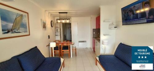 Posezení v ubytování Cap Esterel, quartier Belvédère 2p meublé tourisme 3 étoiles climatisé Rez-de-Jardin, Vue Mer, WIFI, Piscine et Parking inclus