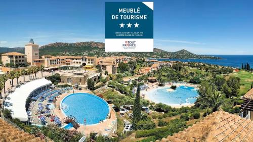 a view of a resort with a large swimming pool at Cap Esterel, quartier Belvédère 2p meublé tourisme 3 étoiles climatisé Rez-de-Jardin, Vue Mer, WIFI, Piscine et Parking inclus in Agay - Saint Raphael