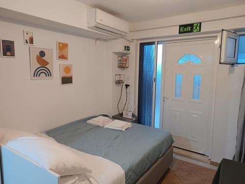 Postel nebo postele na pokoji v ubytování Despina's sweet studio -FREE PARKING- close to panthessaliko stadium and public pool of Nea Ionia