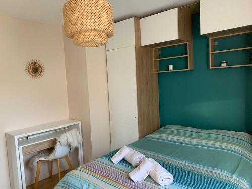 une chambre avec un lit avec deux serviettes dessus dans l'établissement Entre Coteaux et Dordogne, à La Celle-sous-Gouzon