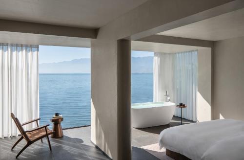 Postel nebo postele na pokoji v ubytování 芒澍陶唐之丘海景酒店大理洱海店